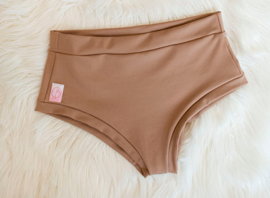 High waisted pole shorts in nude color